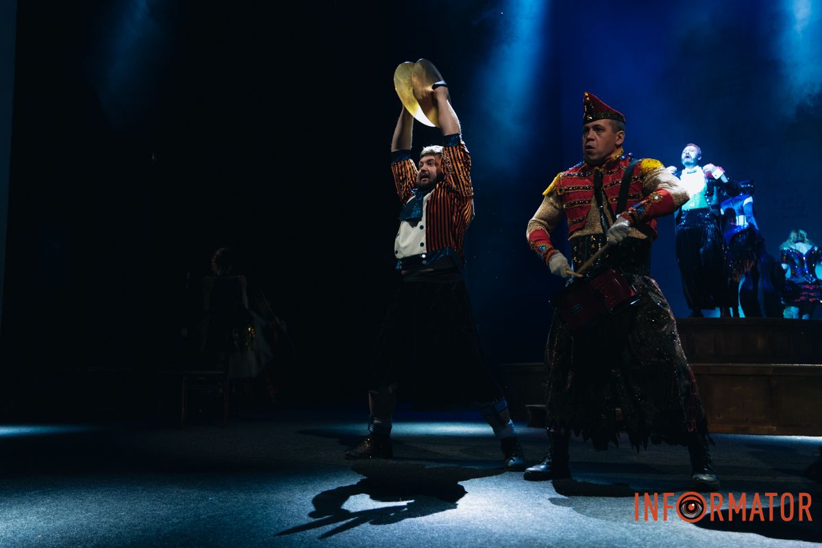 Танці, закулісні пригоди та гротеск: у дніпровському ДРАМіКОМі готують прем’єру вистави-кабаре «Шантрапа» 25