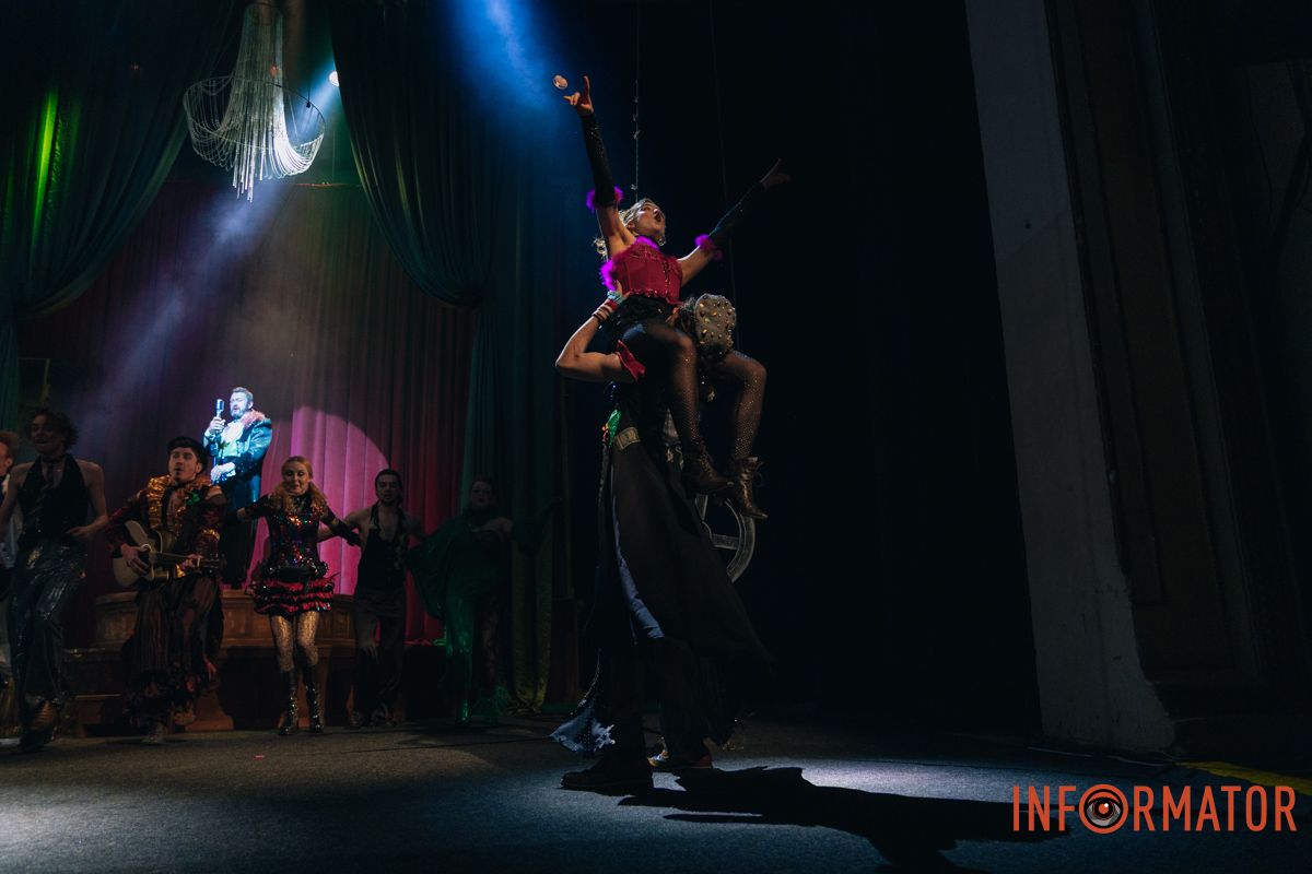 На сцені розгортається історія колективу, де кожен персонаж має свої амбіції