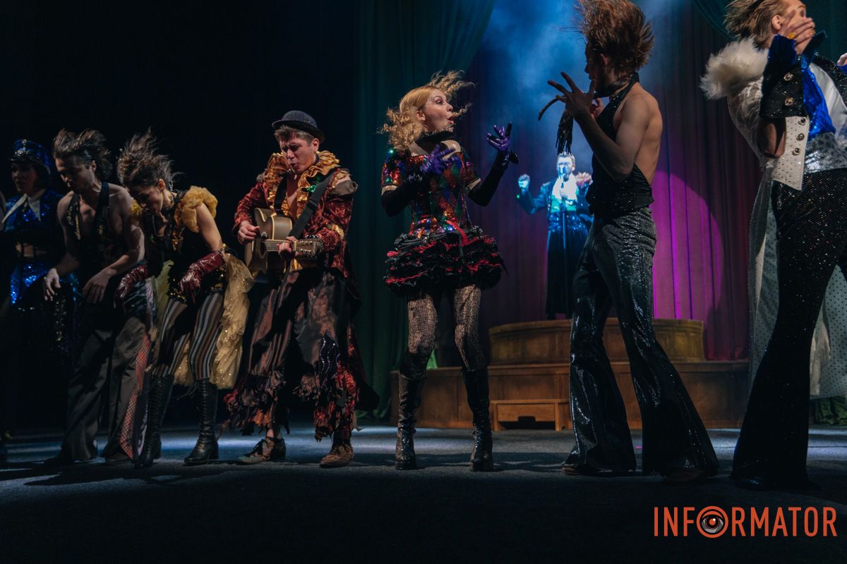 «Шантрапа» — видовищна комедія у стилі кабаре, яка сміється з життя