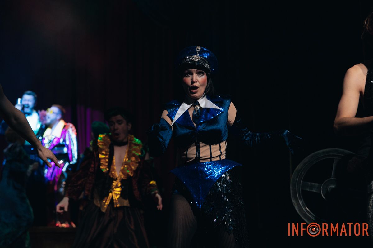 Поєднається музикою, хореографією та гротескними образами