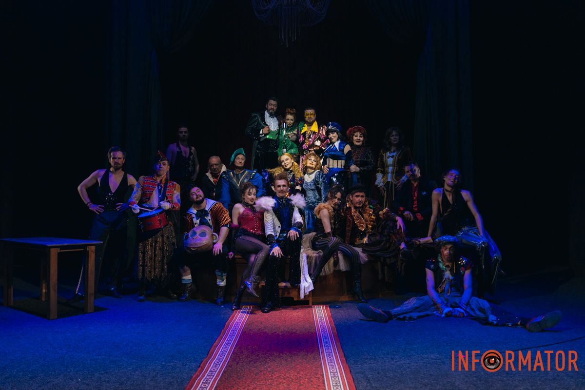 Прекрасний та яскравій склад акторів