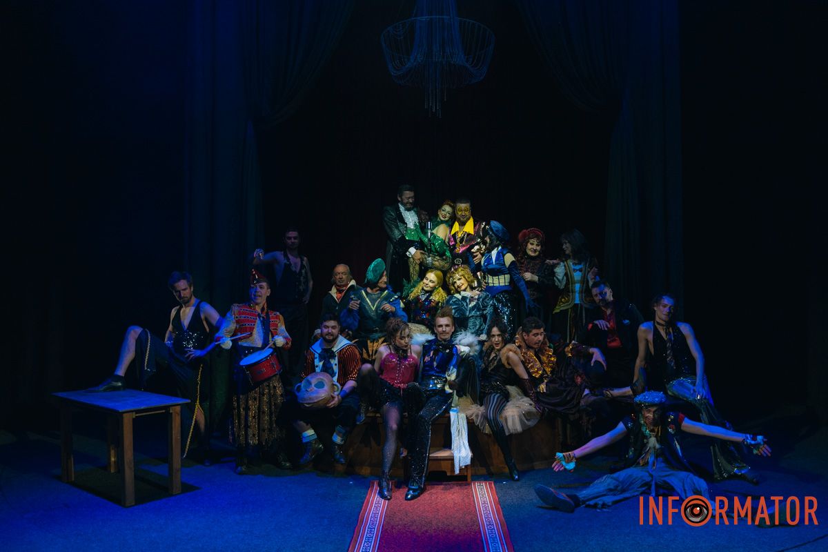 Начальники, колеги — всі персонажі постають у гротескних, але до болю знайомих образах