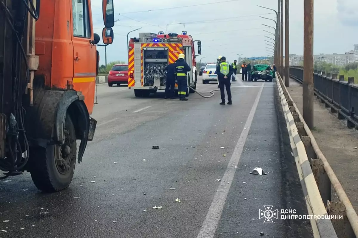 Там дорогу не поделили грузовик МАЗ и легковушка "Москвич"