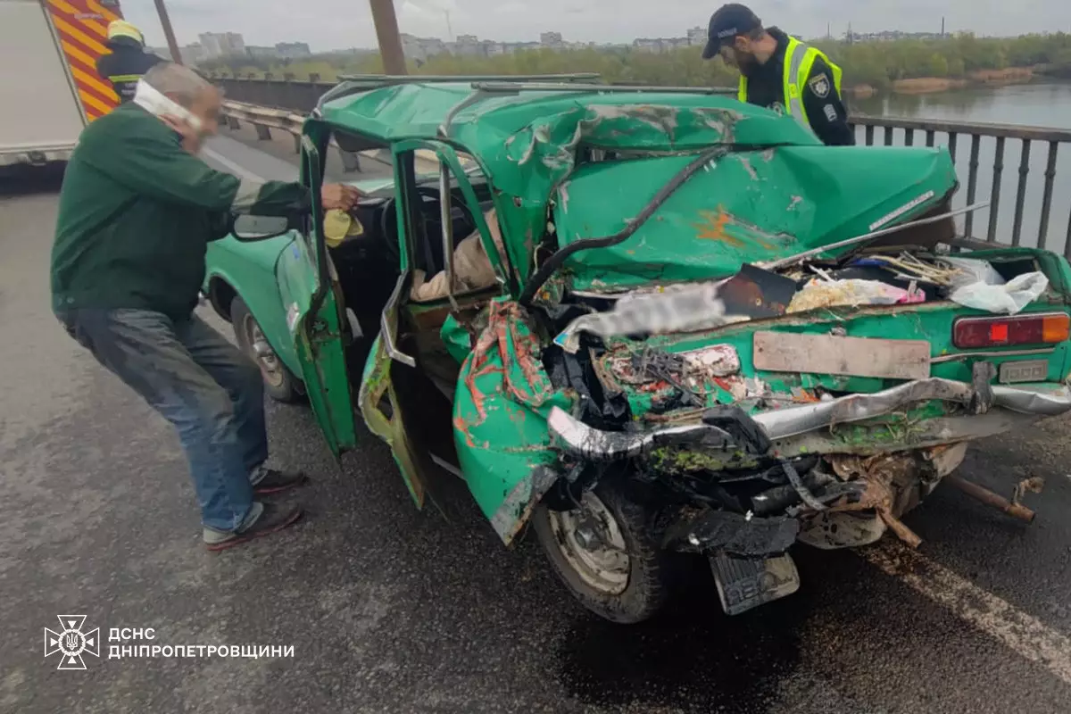 В субботу, 18 апреля, в Днепре на Кайдакском мосту произошла авария