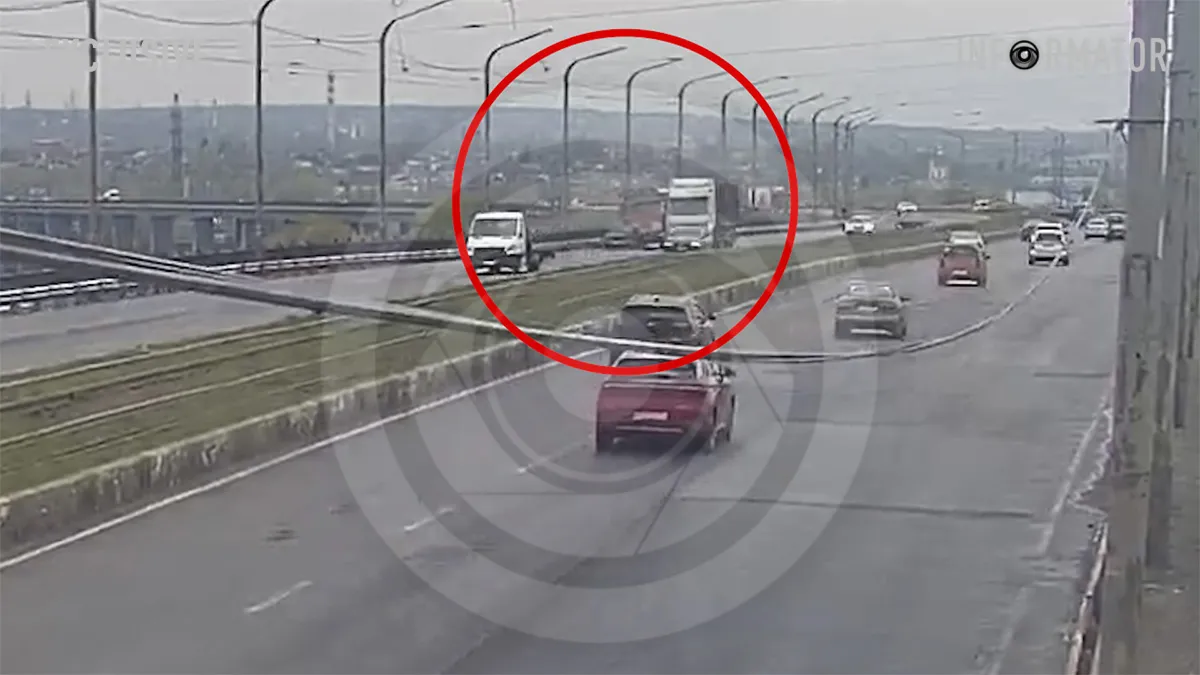 У Дніпрі на Кайдацькому мосту вантажівка МАЗ зіткнулася з “Москвичем”: відео моменту