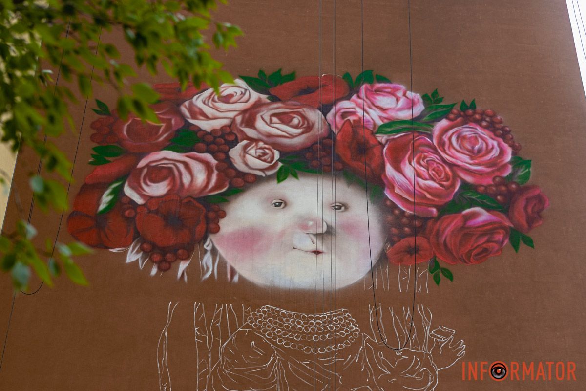 У Дніпрі відновлюють мурал «Дівчина з хлібцем і салом»: що вже зробили 1