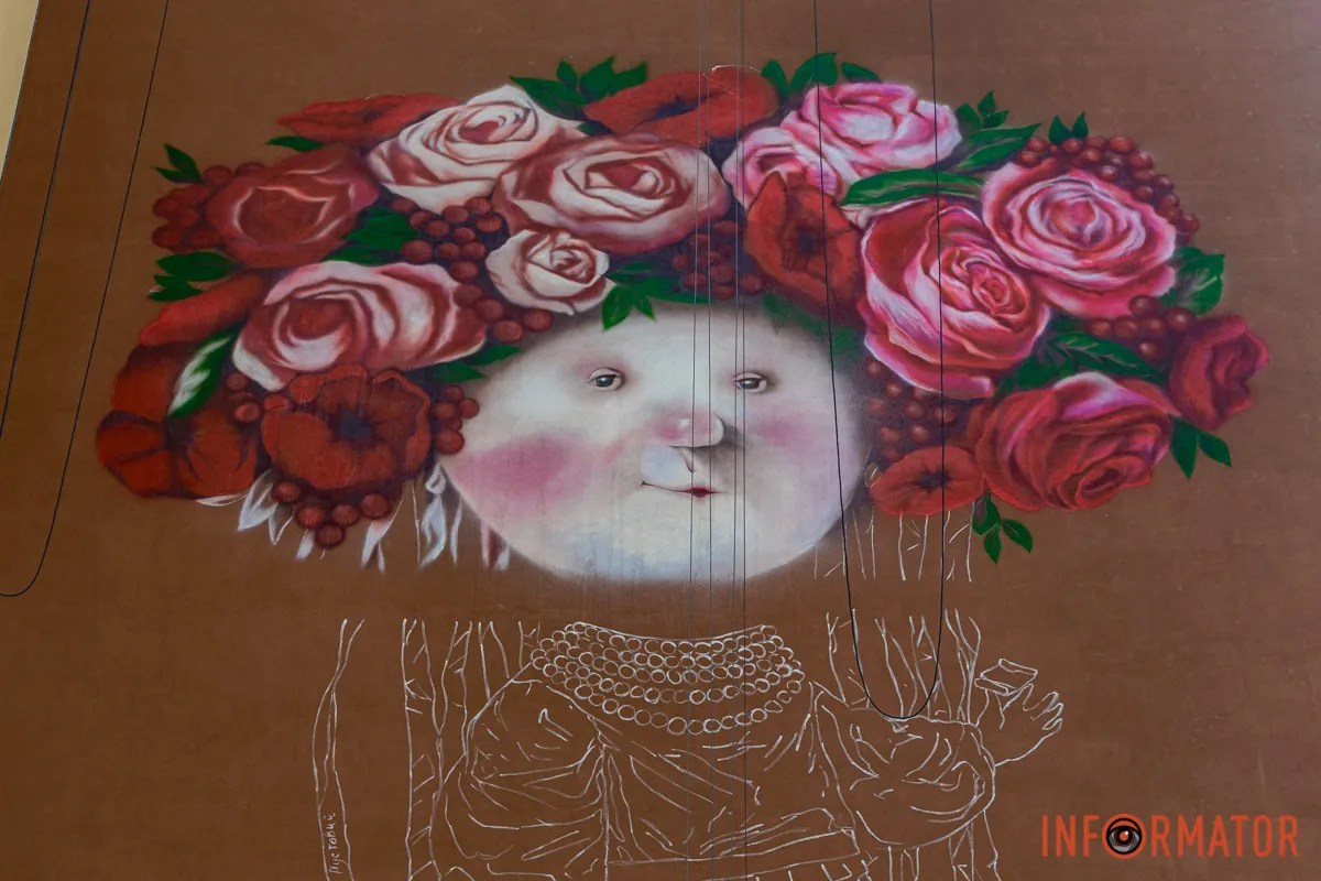 У Дніпрі відновлюють мурал «Дівчина з хлібцем і салом»: що вже зробили 3