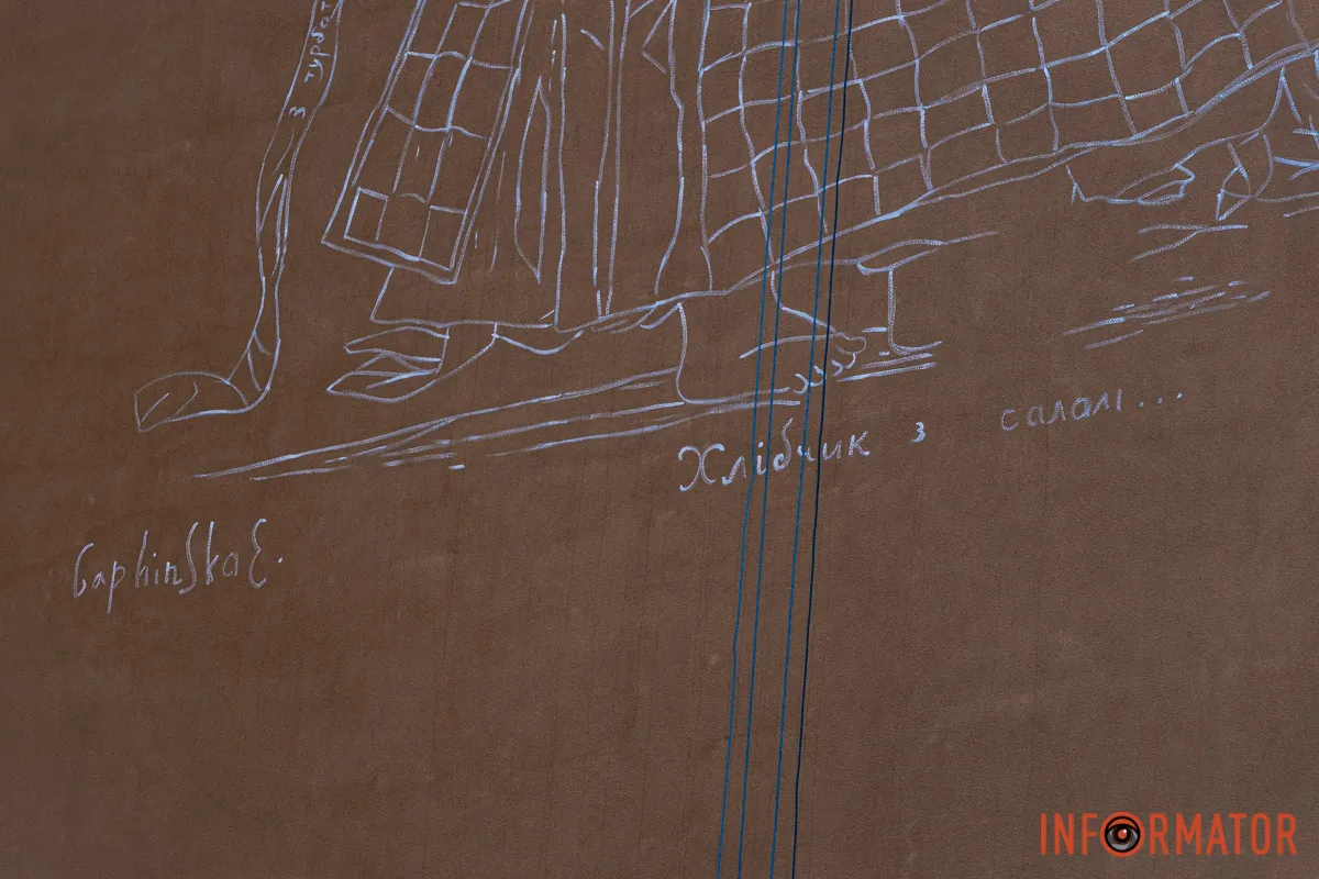 У Дніпрі відновлюють мурал «Дівчина з хлібцем і салом»: що вже зробили 4