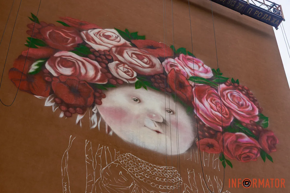 У Дніпрі відновлюють мурал «Дівчина з хлібцем і салом»: що вже зробили 5