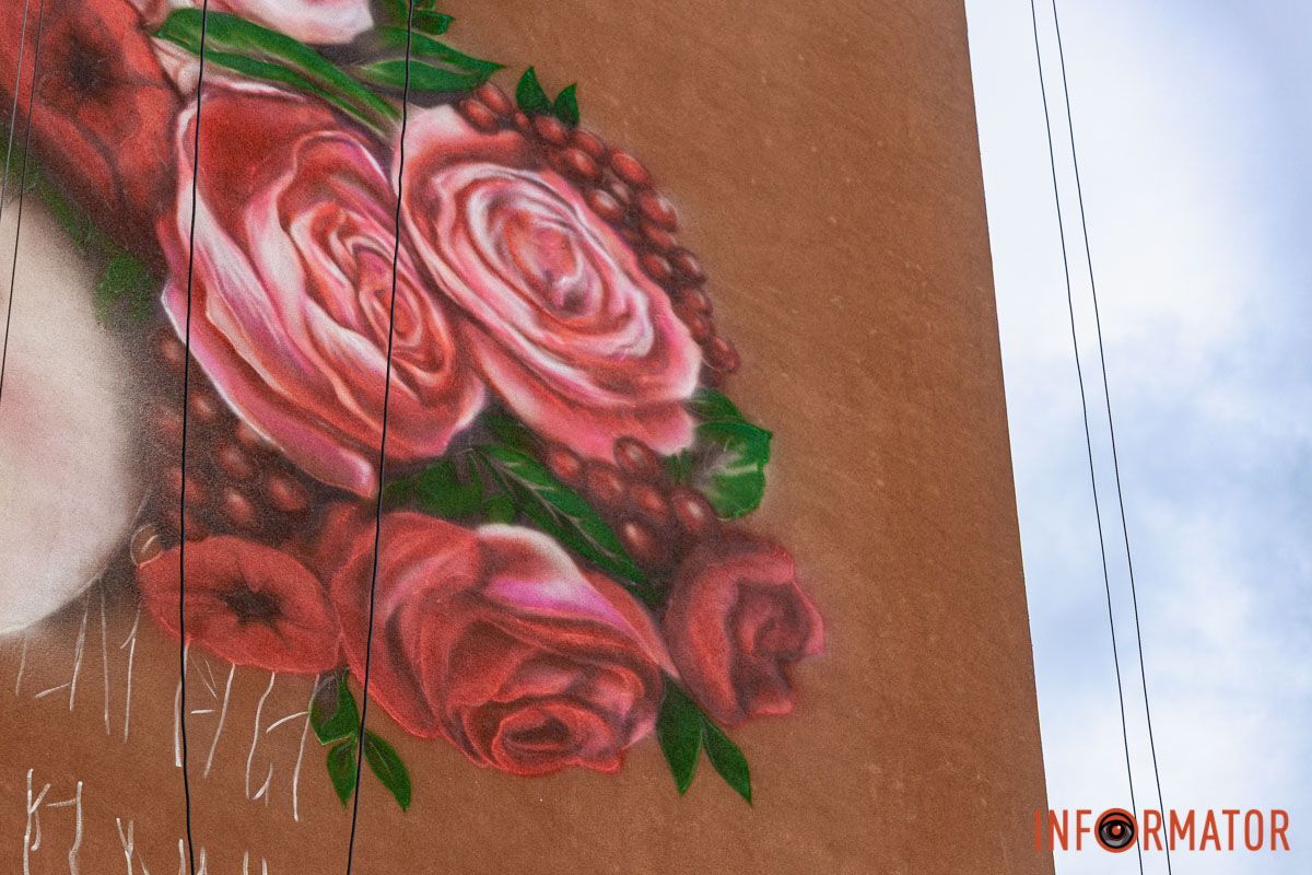 У Дніпрі відновлюють мурал «Дівчина з хлібцем і салом»: що вже зробили 6