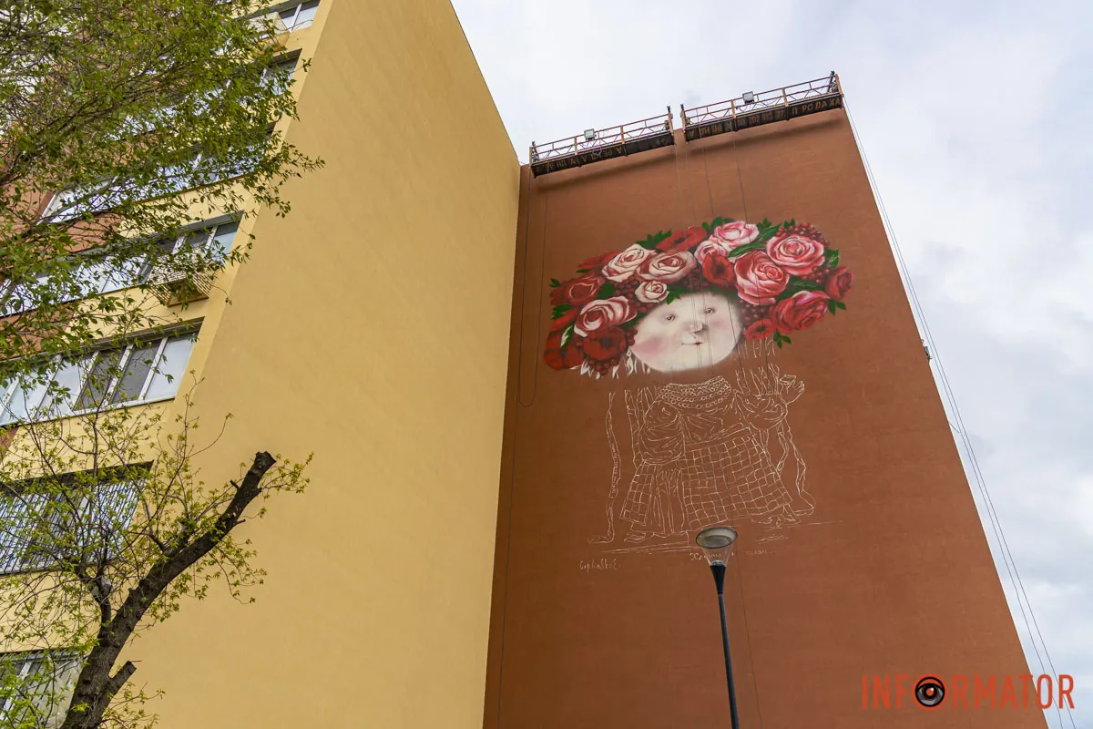 У Дніпрі відновлюють мурал «Дівчина з хлібцем і салом»: що вже зробили 7