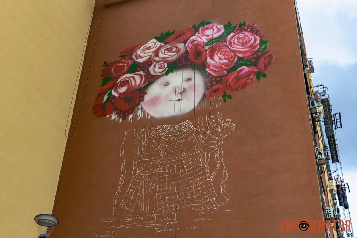 У Дніпрі відновлюють мурал «Дівчина з хлібцем і салом»: що вже зробили 8