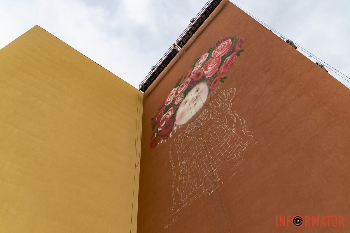 У Дніпрі відновлюють мурал «Дівчина з хлібцем і салом»: що вже зробили 9