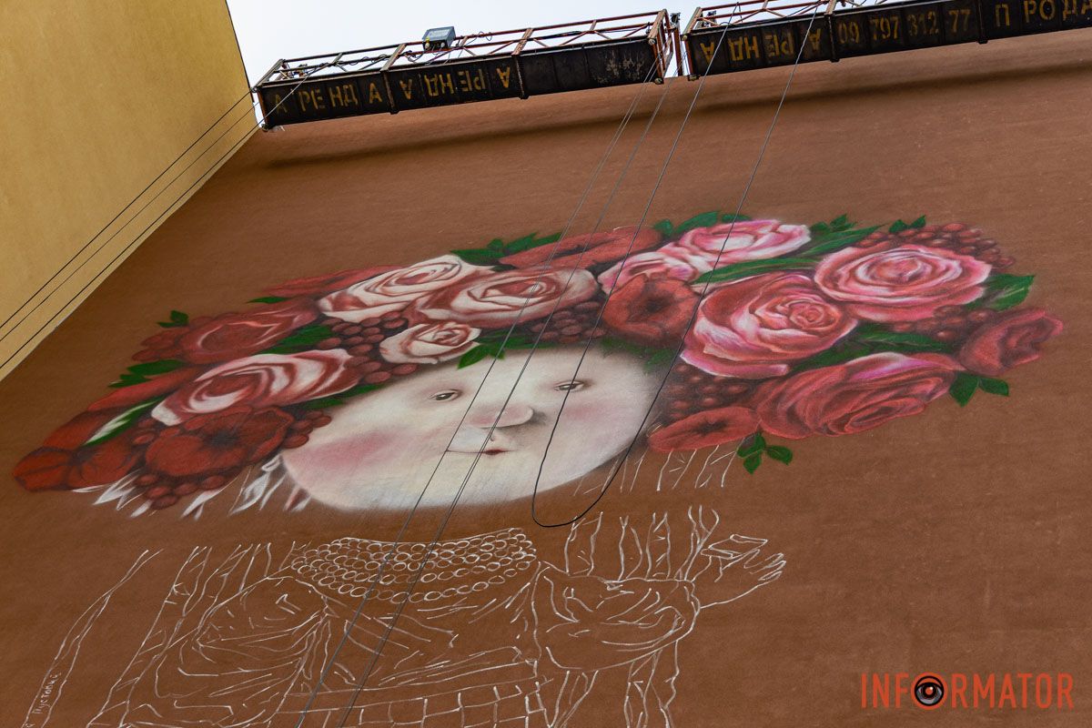 У Дніпрі відновлюють мурал «Дівчина з хлібцем і салом»: що вже зробили 10