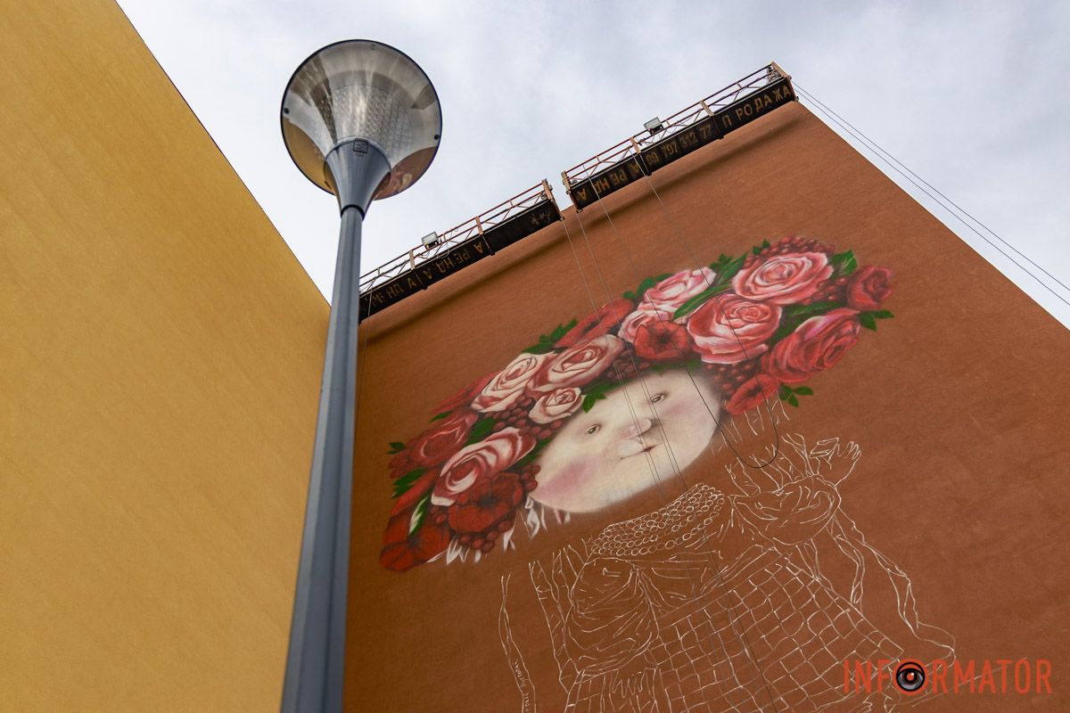 У Дніпрі відновлюють мурал «Дівчина з хлібцем і салом»: що вже зробили 11