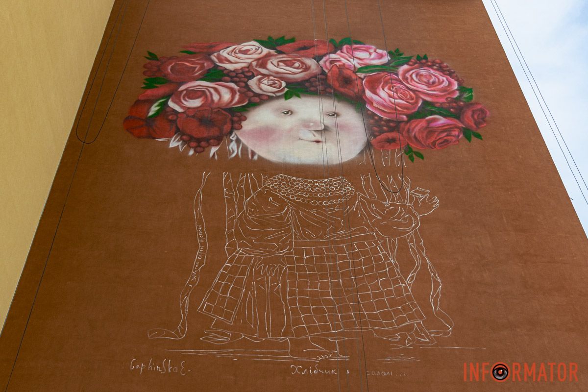 У Дніпрі відновлюють мурал «Дівчина з хлібцем і салом»: що вже зробили 12