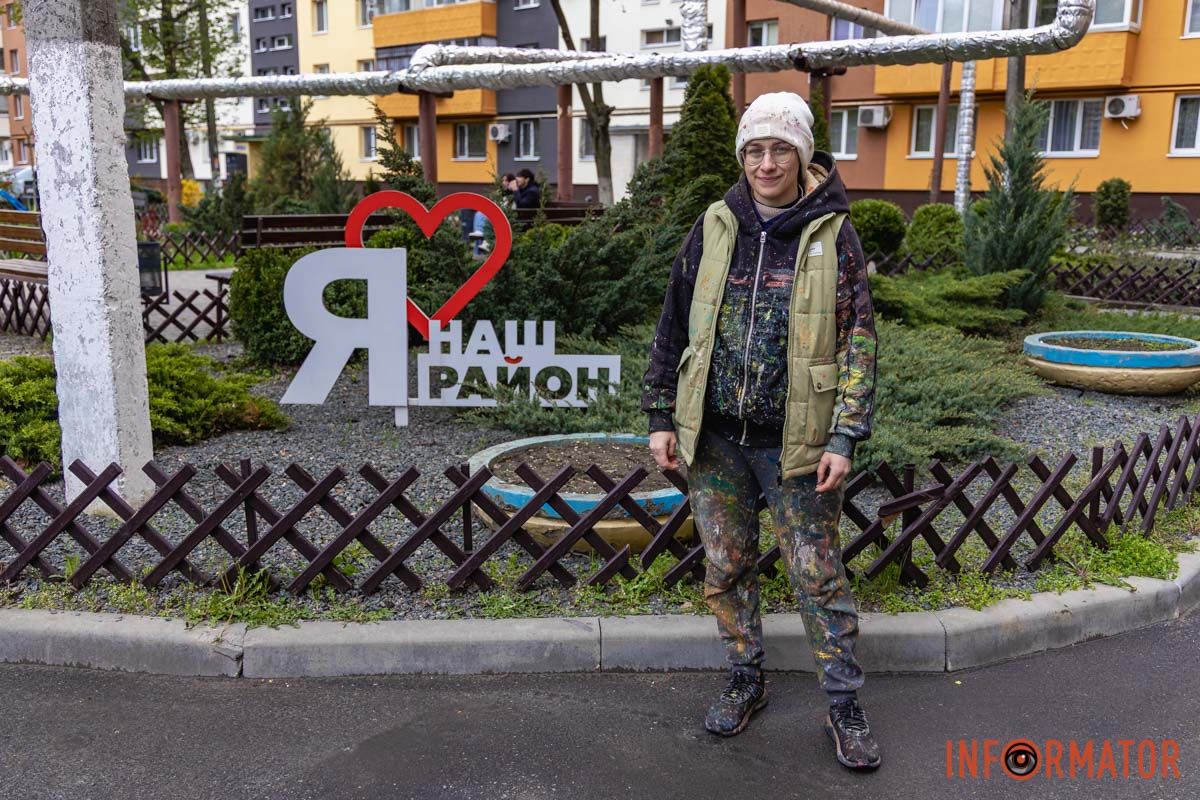 У Дніпрі відновлюють мурал «Дівчина з хлібцем і салом»: що вже зробили 13