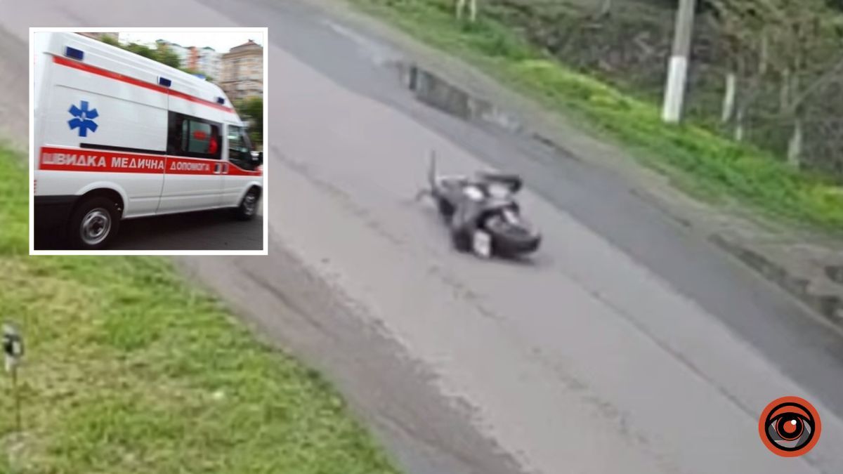У Дніпропетровській області мотоцикліст після зіткнення з авто відлетів під колеса іншої машини: відео моменту