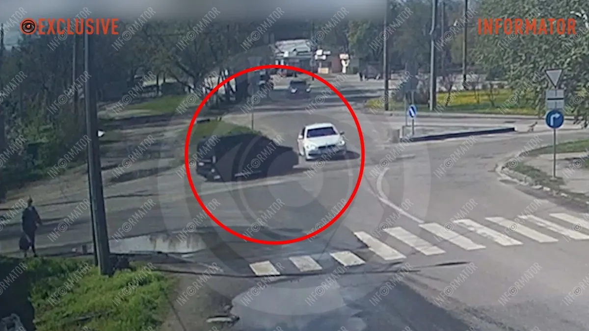 Момент ДТП: у Дніпрі на Янтарній BMW після зіткнення з Renault вилетів на тротуар