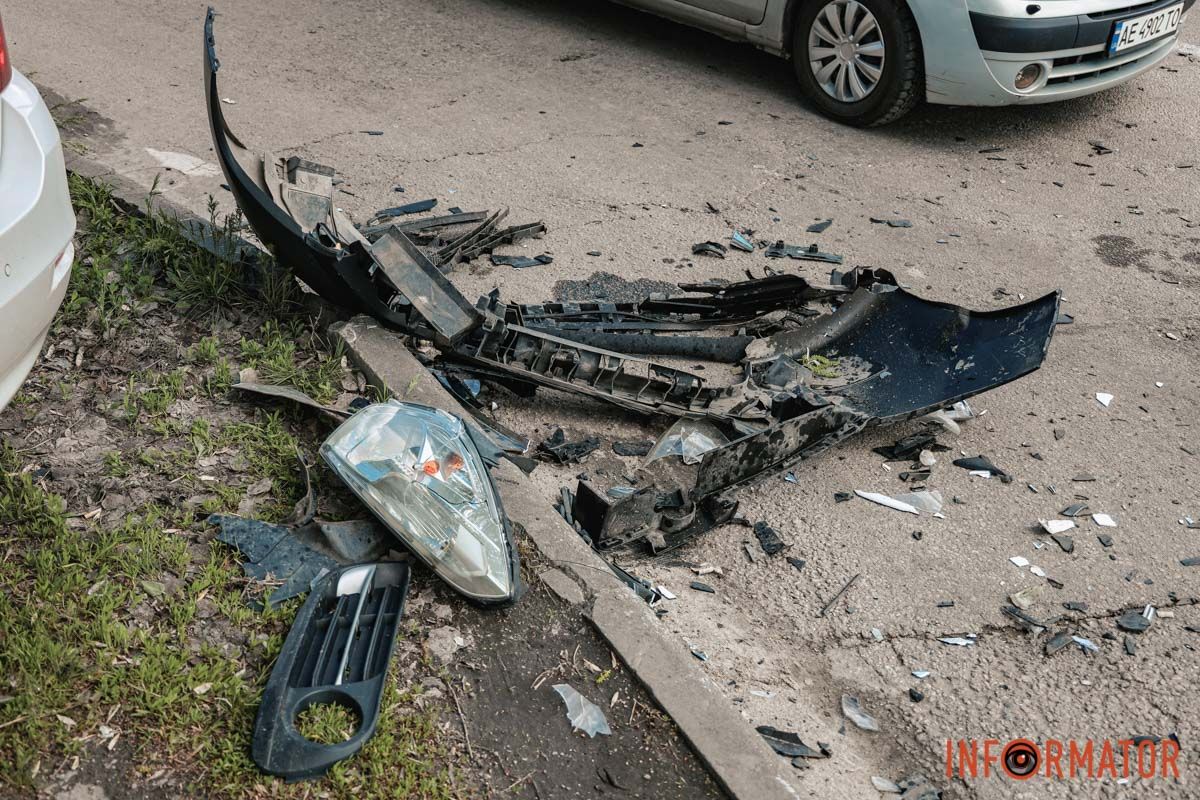 В результате столкновения BMW вылетела на тротуар