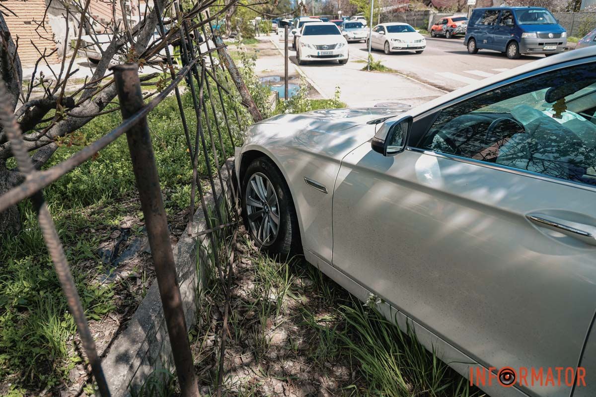 Повреждение получил и забор