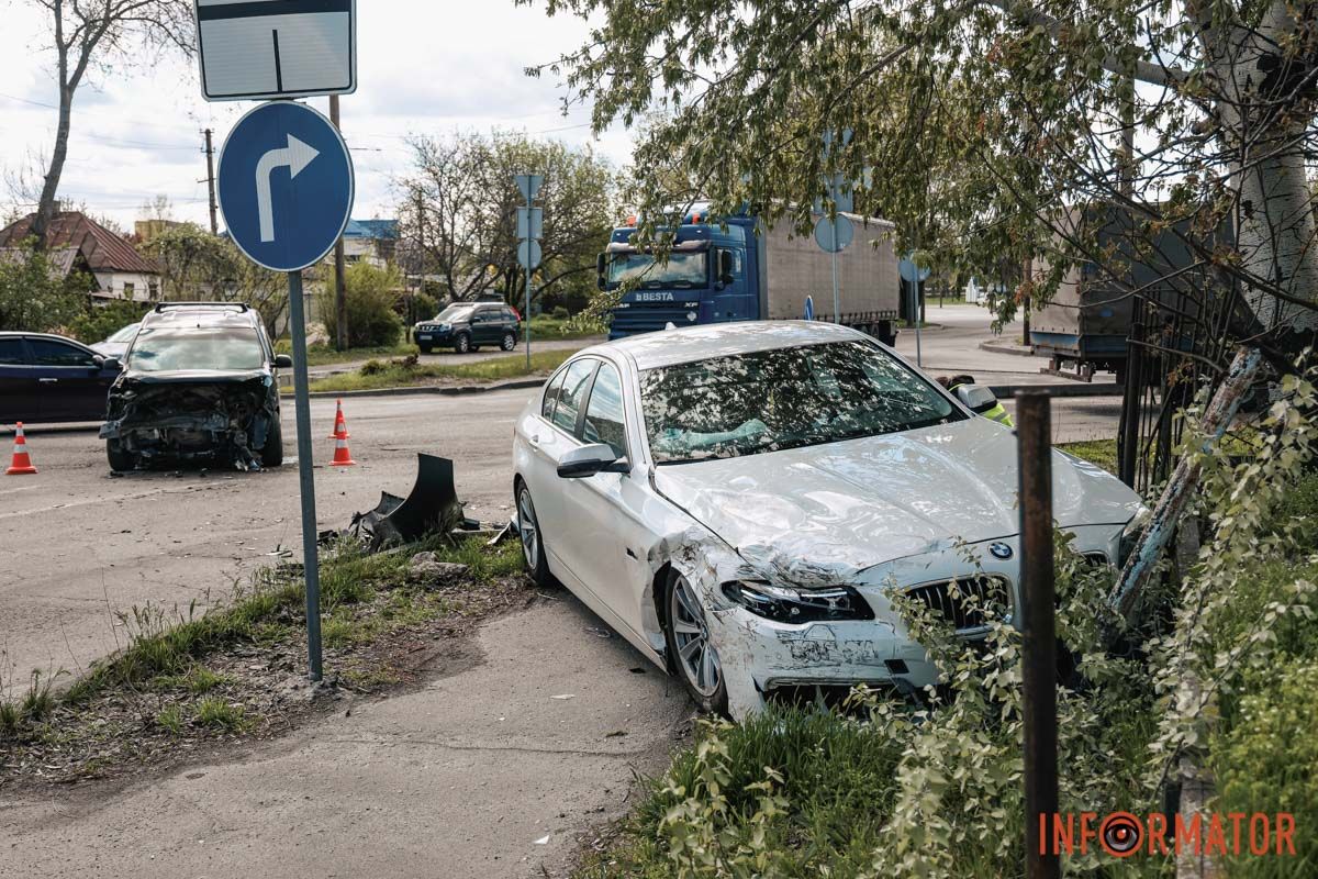 Обломки разбросало по дороге