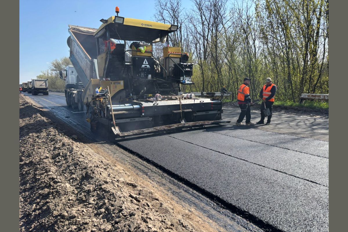 У Дніпропетровській області триває ремонт дорожнього покриття