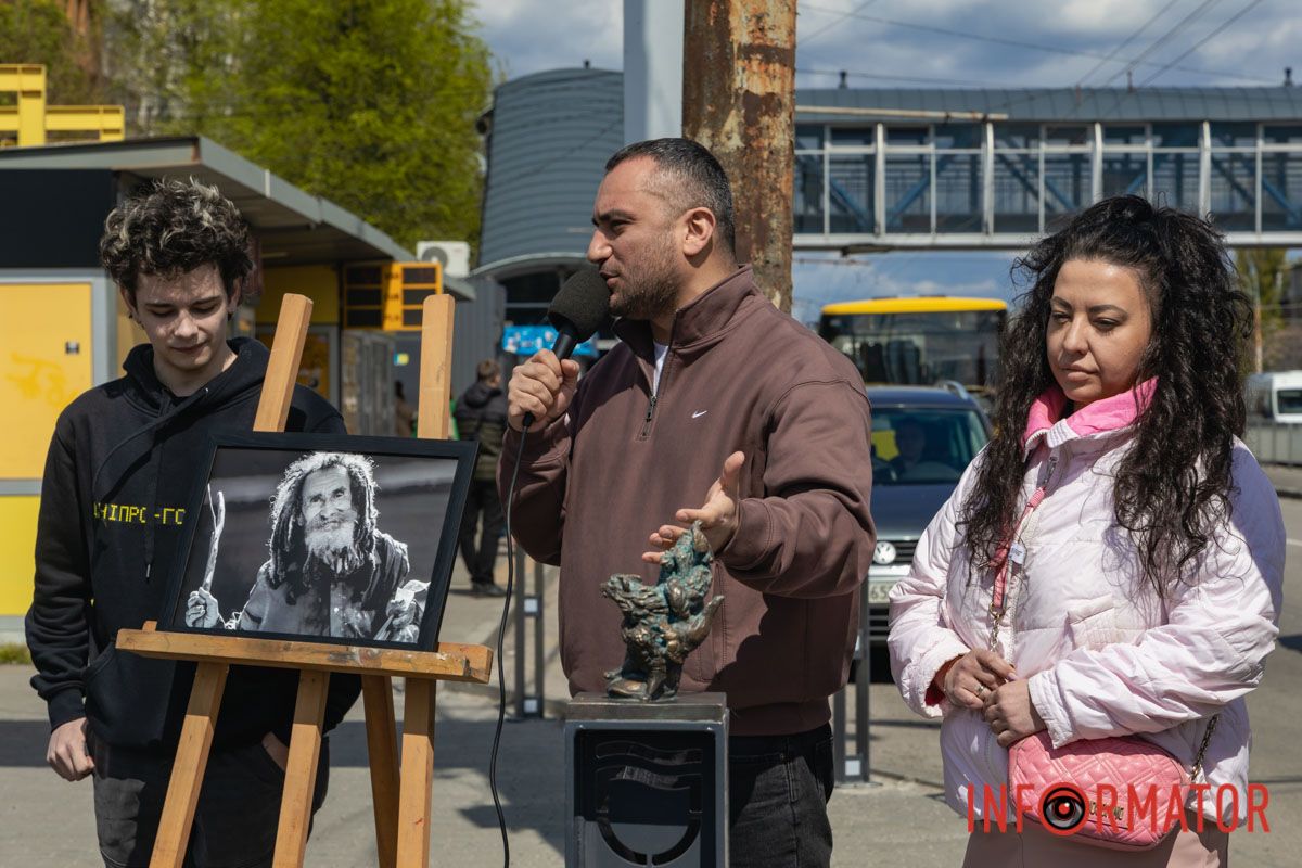 Вона знаходиться на Слобожанському проспекті, біля McDonald’s