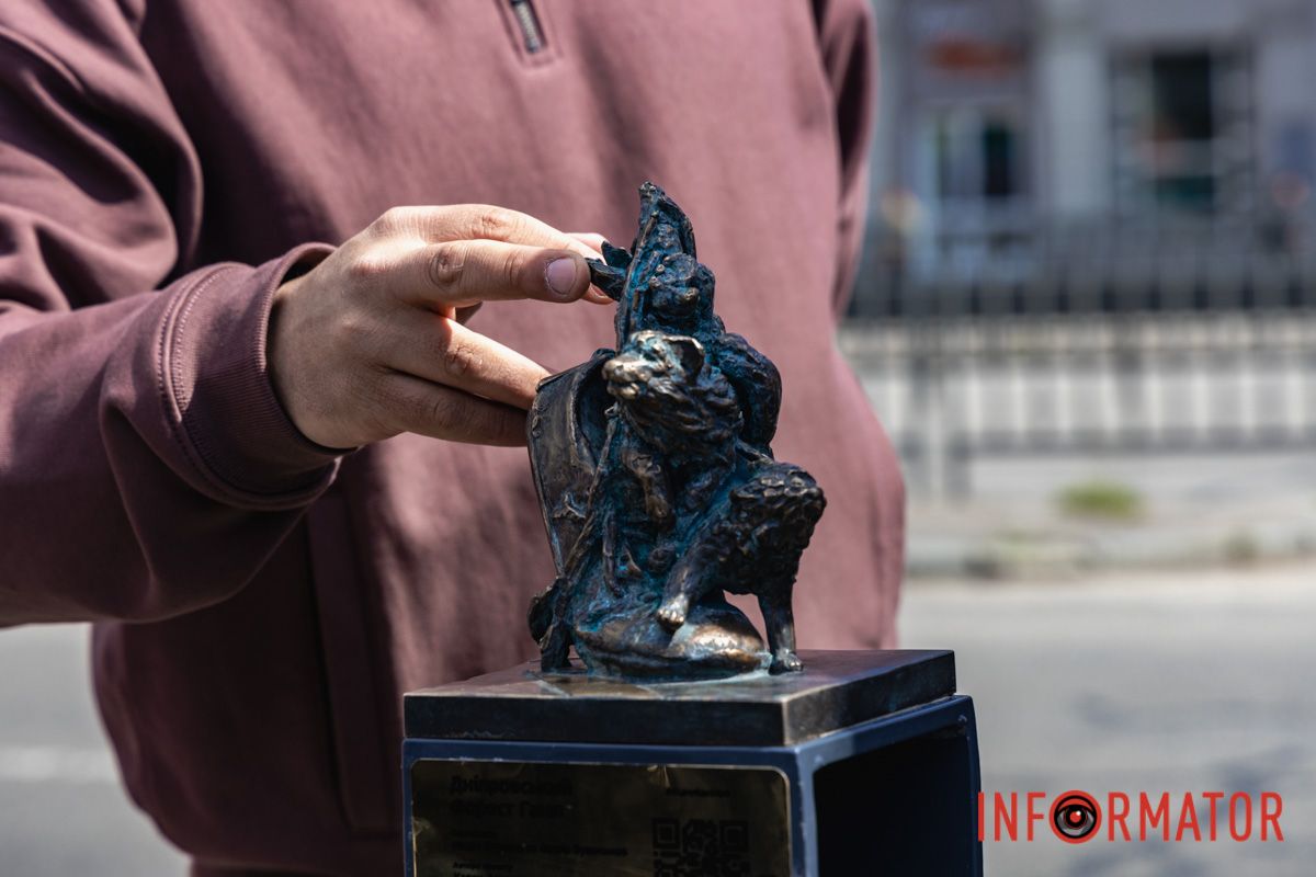 Скульптура складається з палиці, взуття та тварин