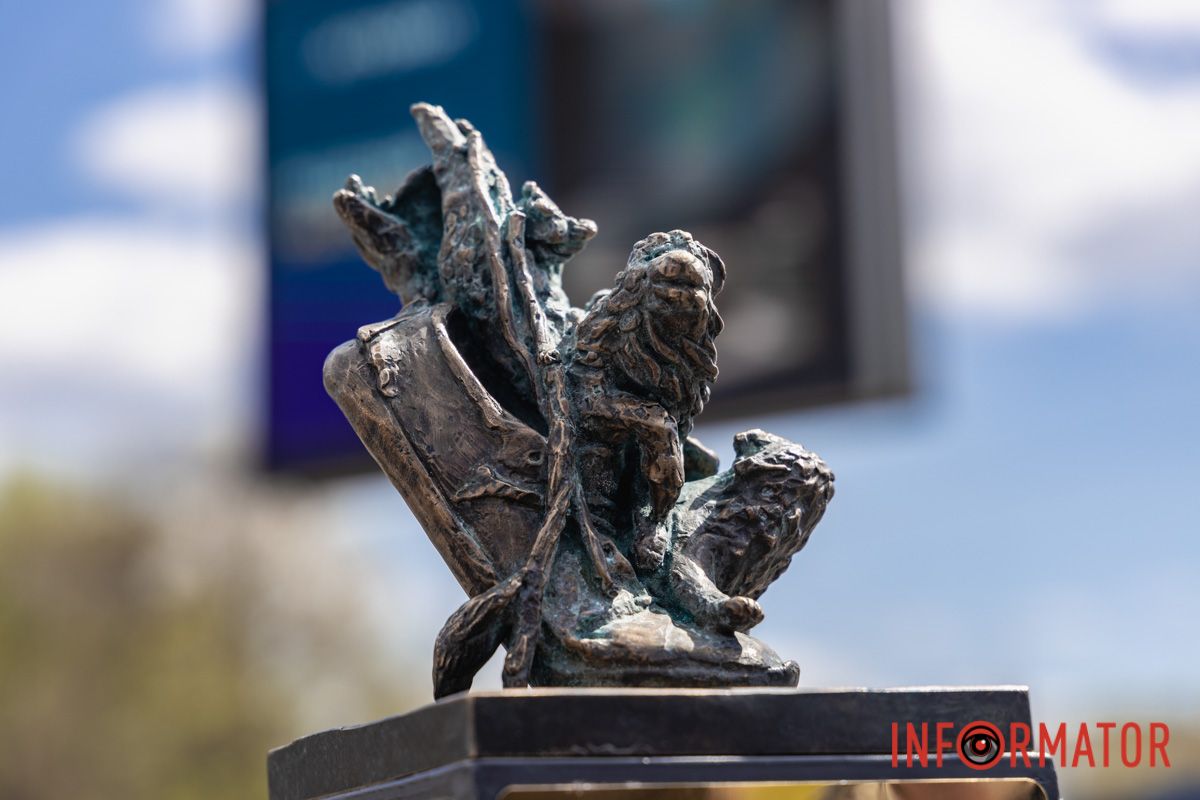 Наразі йде робота над наступними скульптурами, які встановлять на лівому березі.