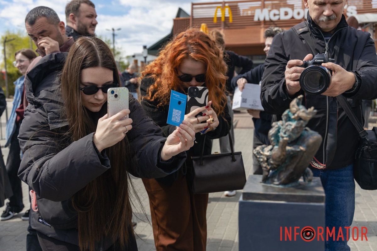  Це перша мініскульптура на лівому березі міста