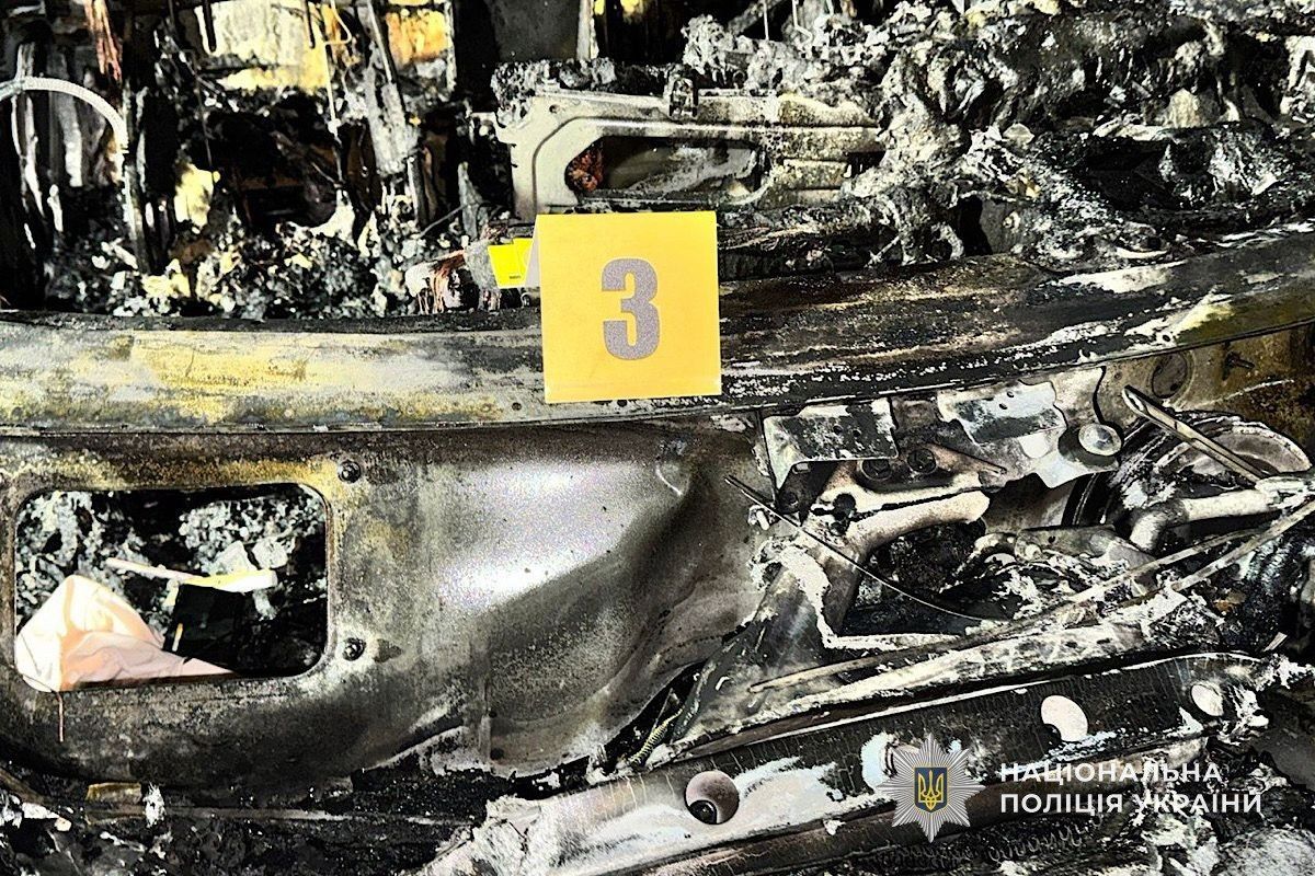 Вечером 27 марта в Кривом Роге 38-летний мужчина облил припаркованный Volkswagen директора адвокатского объединения зажигательной смесью и поджег ее