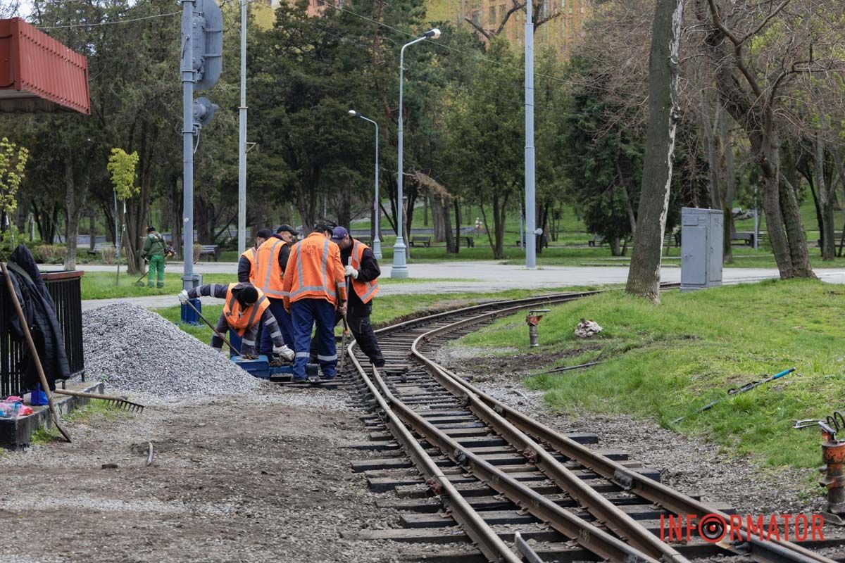 У Дніпрі в парку Лазаря Глоби уже повним ходом готують дитячу залізницю до нового сезону