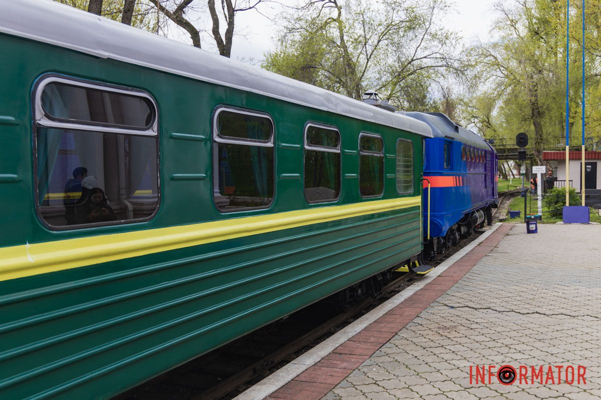  Зараз на території Дніпровська дитяча залізниця активно фарбують вагони