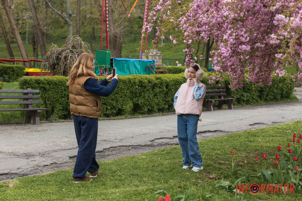 Перехожі роблять фото