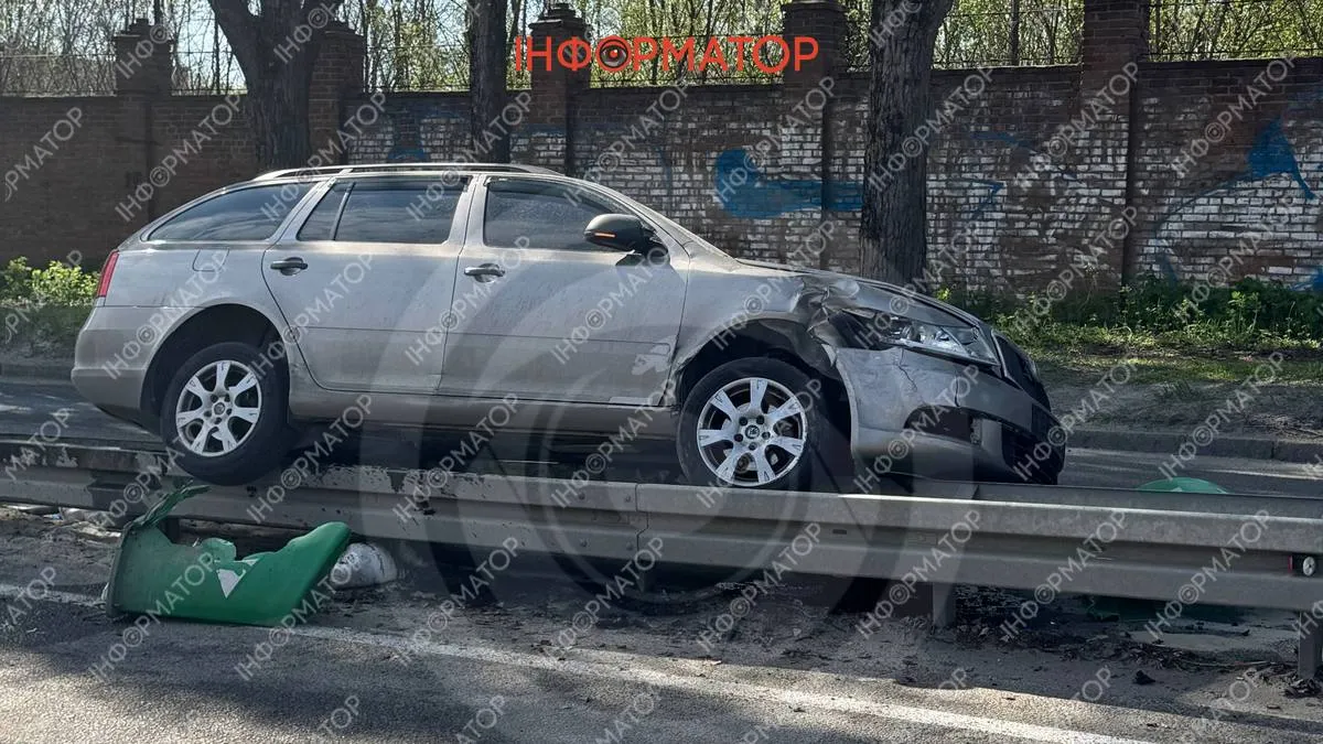 У Дніпрі на Криворізькій Skoda після ДТП повисла на відбійнику