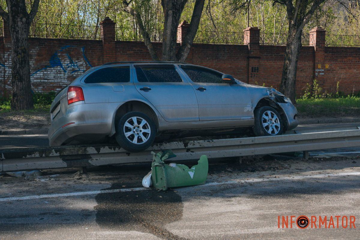 У Дніпрі на Криворізькій Skoda повисла на відбійнику, а Kia перекинулась на дах: фото з місць ДТП 11