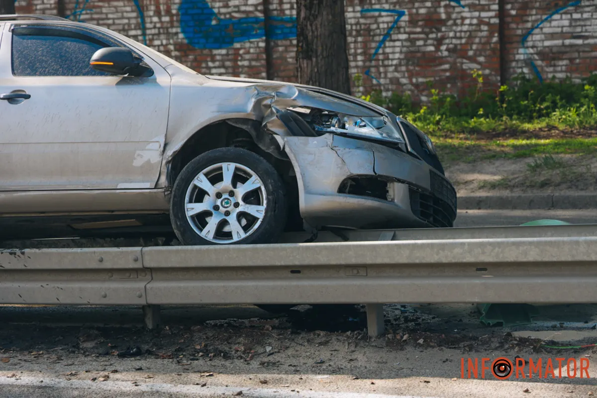 У Дніпрі на Криворізькій Skoda повисла на відбійнику, а Kia перекинулась на дах: фото з місць ДТП 13