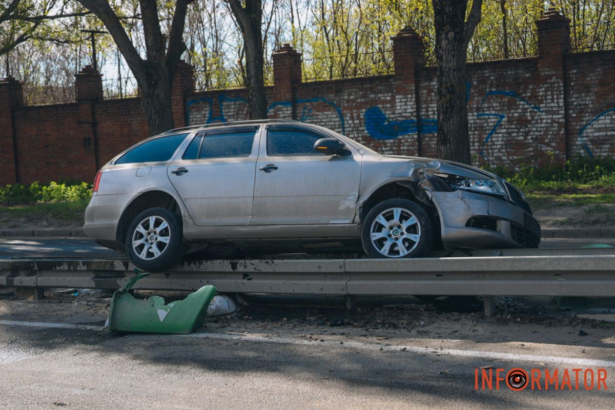 У Дніпрі на Криворізькій Skoda повисла на відбійнику, а Kia перекинулась на дах: фото з місць ДТП 1