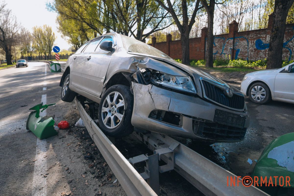 У Дніпрі на Криворізькій Skoda повисла на відбійнику, а Kia перекинулась на дах: фото з місць ДТП 8