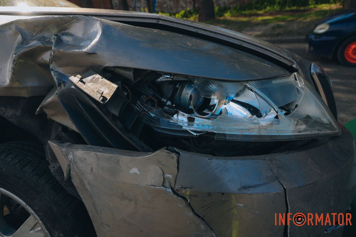 У Дніпрі на Криворізькій Skoda повисла на відбійнику, а Kia перекинулась на дах: фото з місць ДТП 9