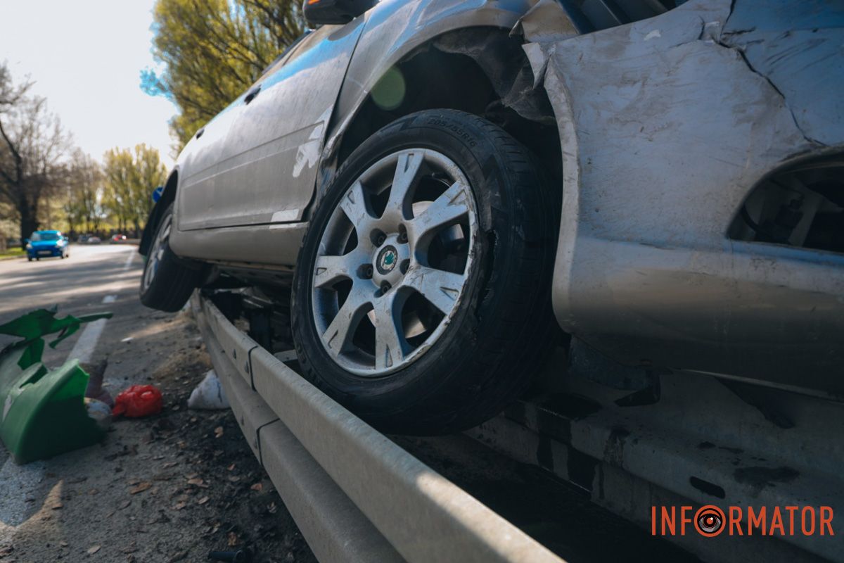 У Дніпрі на Криворізькій Skoda повисла на відбійнику, а Kia перекинулась на дах: фото з місць ДТП 2