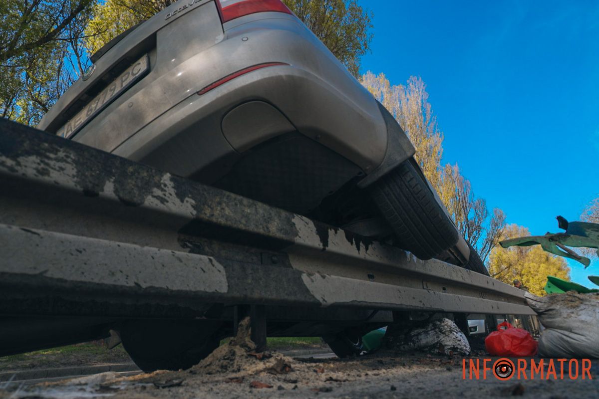 У Дніпрі на Криворізькій Skoda повисла на відбійнику, а Kia перекинулась на дах: фото з місць ДТП 5