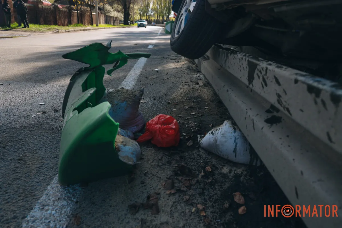У Дніпрі на Криворізькій Skoda повисла на відбійнику, а Kia перекинулась на дах: фото з місць ДТП 7
