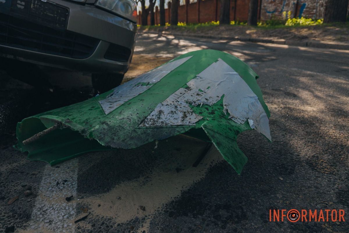 У Дніпрі на Криворізькій Skoda повисла на відбійнику, а Kia перекинулась на дах: фото з місць ДТП 12