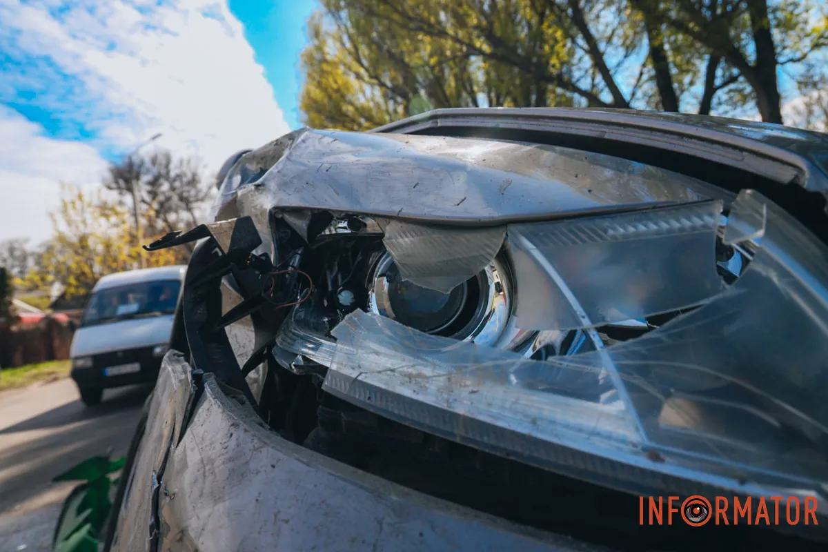 У Дніпрі на Криворізькій Skoda повисла на відбійнику, а Kia перекинулась на дах: фото з місць ДТП 10