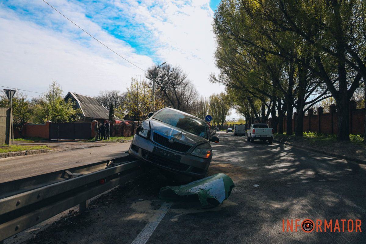 У Дніпрі на Криворізькій Skoda повисла на відбійнику, а Kia перекинулась на дах: фото з місць ДТП 3