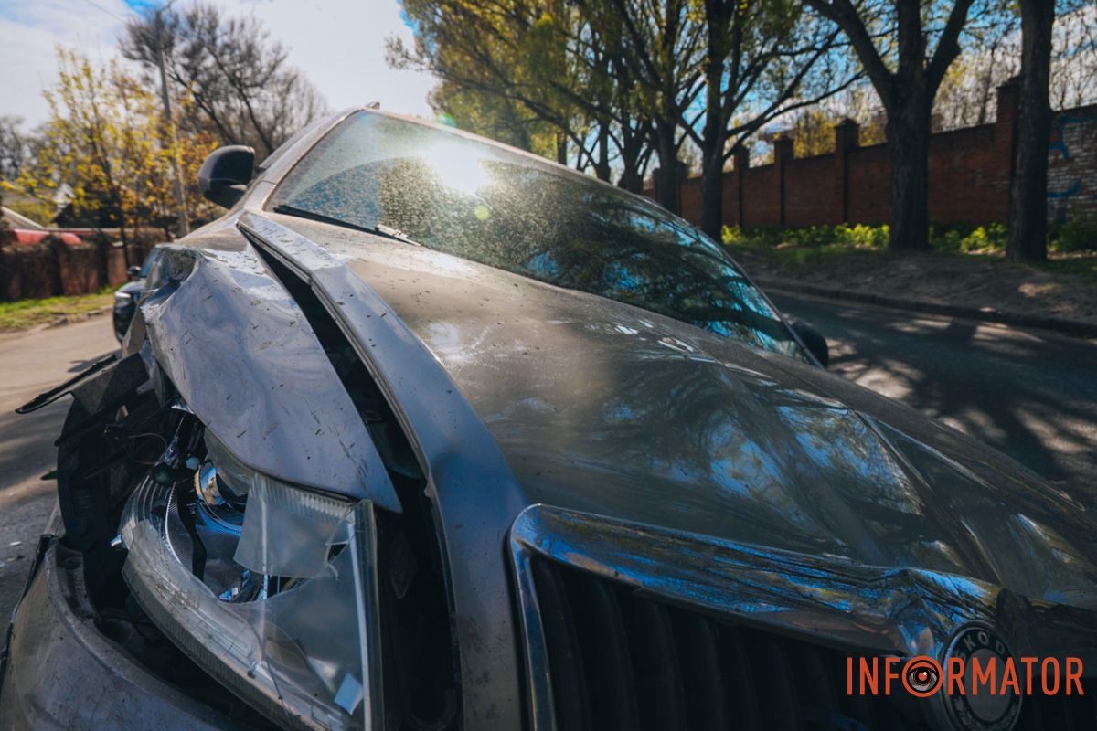 У Дніпрі на Криворізькій Skoda повисла на відбійнику, а Kia перекинулась на дах: фото з місць ДТП 6