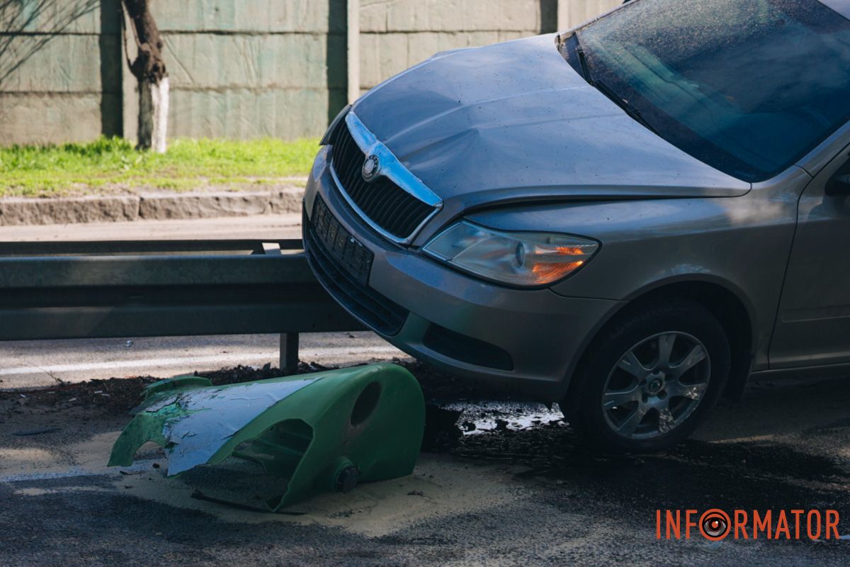 У Дніпрі на Криворізькій Skoda повисла на відбійнику, а Kia перекинулась на дах: фото з місць ДТП 4