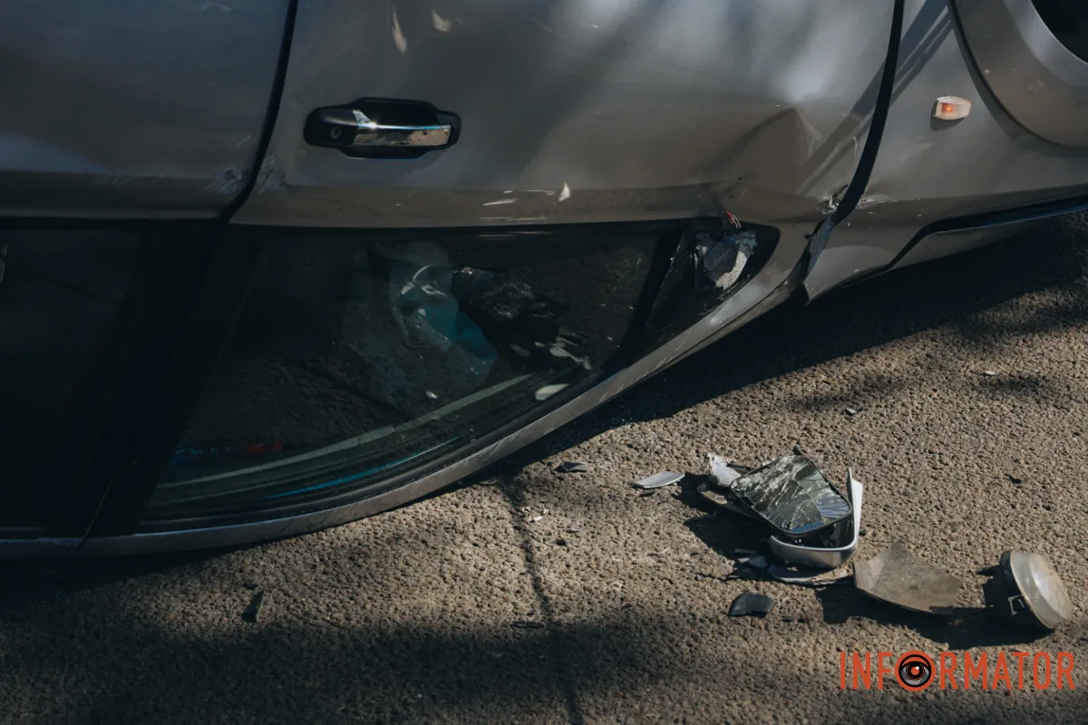 У Дніпрі на Криворізькій Skoda повисла на відбійнику, а Kia перекинулась на дах: фото з місць ДТП 20